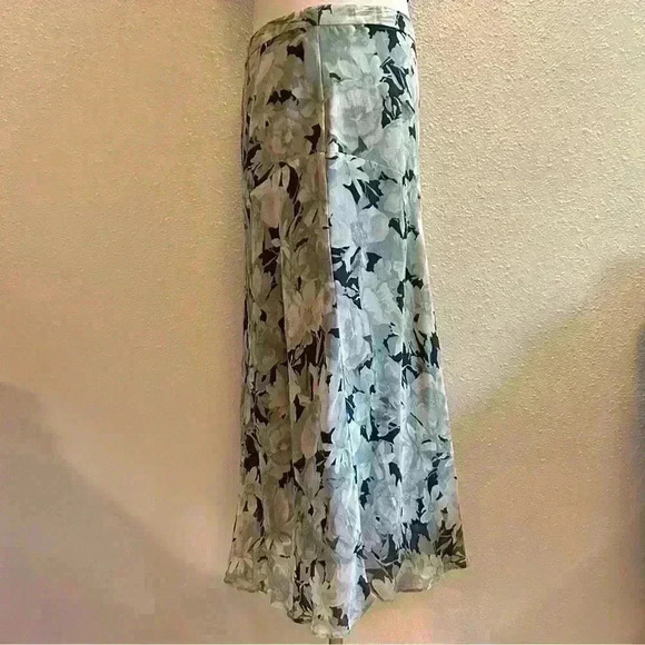 Vintage Banana Republic Muted Blue, Grey, and Green Floral Ruffle Skirt Size 2 - Picture 4 of 7